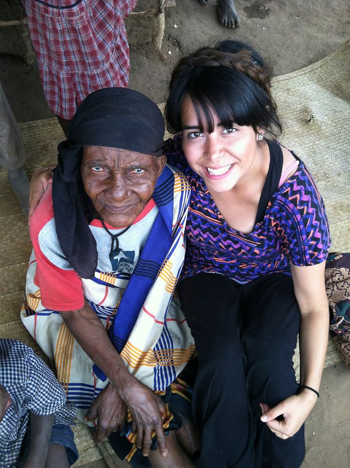 Sol junto con una mujer en África, 2013.